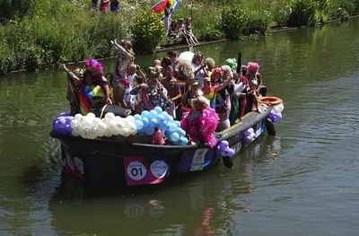 904257 Afbeelding van een boot met deelnemers aan de botenparade van de Utrecht Pride 2023 in de Stadsbuitengracht te ...